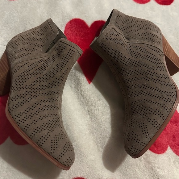 New Violet & Red Jensen Heeled Bootie - Picture 11 of 12